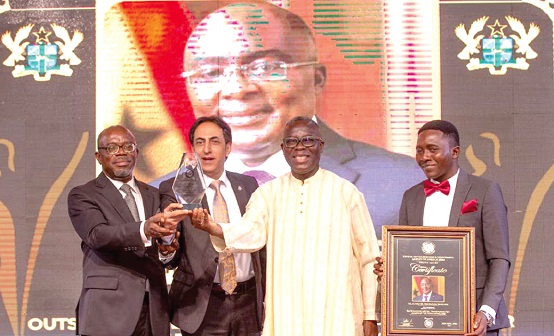 Prof. Kwaku Appiah-Adu (2nd from right), Senior Advisor at the Office of the Vice-President, receiving the award on behalf of Dr Mahamudu Bawumia from Mr Sam Ato Gaisie (left), Founder of Entrepreneurs Foundation of Ghana